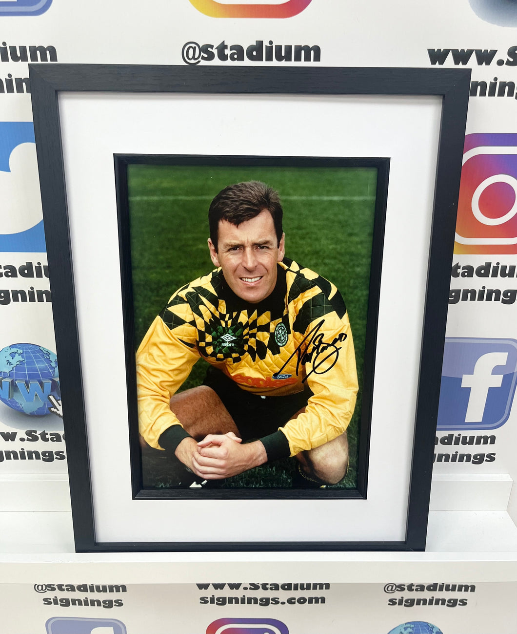 Pat Bonner signed and framed 12x8” photo